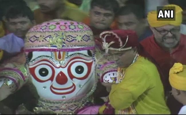 अहमदाबाद में भगवान जगन्नाथ की भव्य रथयात्रा शुरू, शाह हुए शामिल, मोदी ने भेजी भोग सामग्री अहमदाबाद में भगवान जगन्नाथ की भव्य रथयात्रा शुरू, शाह हुए शामिल, मोदी ने भेजी भोग सामग्री