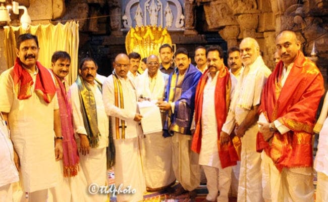 तिरुपति मंदिर में इन दो भारतवंशियों ने चढ़ाये 13.5 करोड़ रुपये…