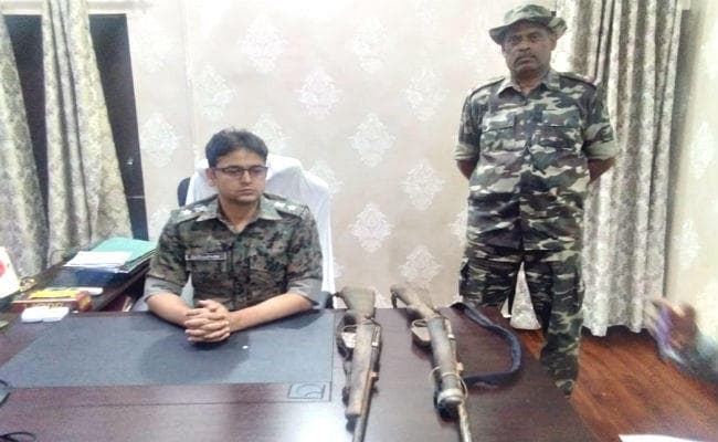 एक करोड़ का इनामी नक्‍सली सुधाकरण गुमला में घुसा, पुलिस छापेमारी में मिले दो रायफल