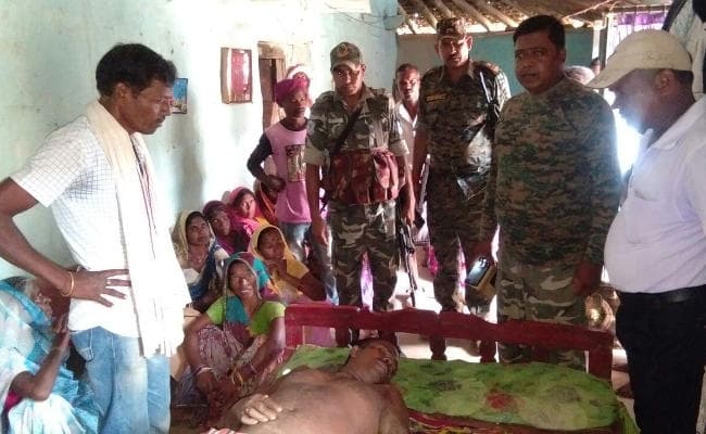 TSPC नक्सलियों ने झारखंड में ठेकेदार को लाठी-डंडों से पीट-पीटकर मार डाला TSPC नक्सलियों ने झारखंड में ठेकेदार को लाठी-डंडों से पीट-पीटकर मार डाला