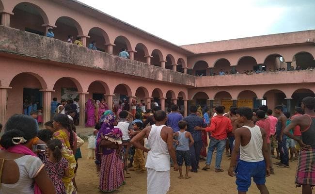 ताला-चाबी गायब होने पर शिक्षक ने छात्रों को स्कूल के कमरे में बंद कर पीटा, जब पहुंचे परिजन…