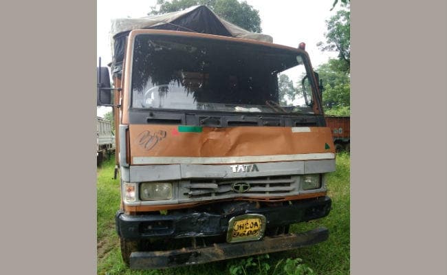 ट्रक ने बाईक को मारी टक्कर, एक की मौत दो गंभीर रूप से घायल