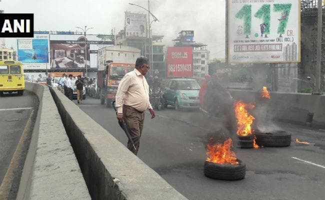 मराठा आरक्षण को लेकर मुंबई बंद हुआ हिंसक, बसों पर हमला, ट्रेनें रोकी गयीं