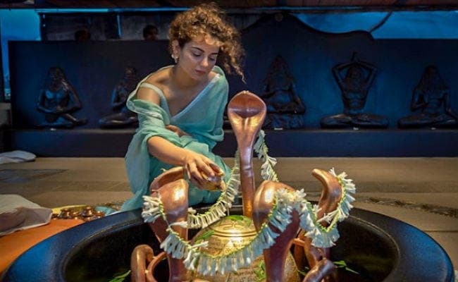 PHOTO: कंगना रनौत ने की आदिशक्ति आश्रम में पूजा-अर्चना