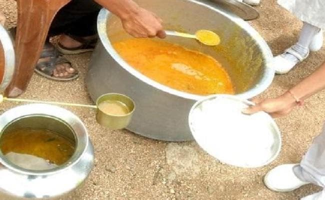 बिहार : मिड-डे-मिल में मिला गिरगिट, खाने से 140 बच्चे बीमार, 40 की हालत गंभीर