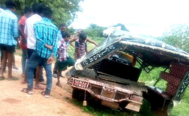 गुमला : सड़क हादसे में धान रोपने जा रही 21 महिलाएं घायल