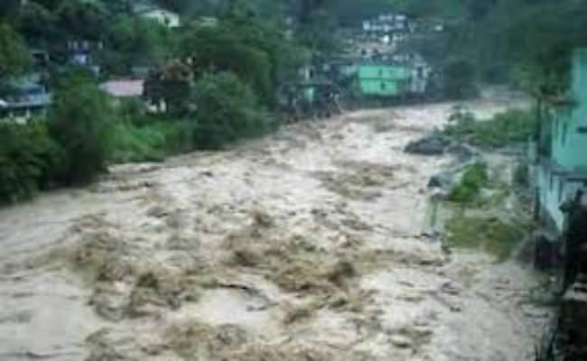लगातार बारिश से जनजीवन अस्त-व्यस्त