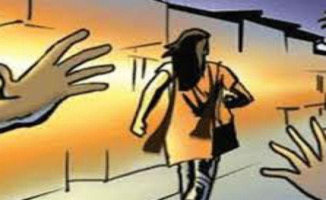 संक्रमित डॉक्टर के साथ काम करने वाली नर्स स्वाब देने से पहले भागी