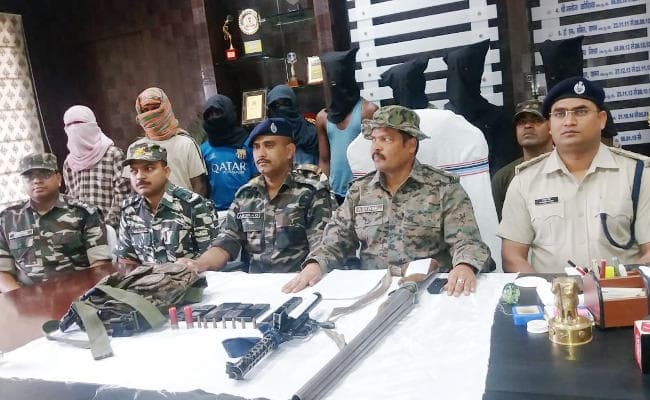 Khunti : हथियार के साथ 8 पीएलएफआइ नक्सली गिरफ्तार