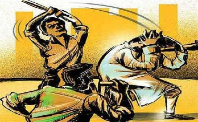 छात्रों के दो गुटों में जमकर मारपीट, एक दर्जन घायल, स्कूल प्रबंधन की उदासीनता से अभिभावकों में रोष