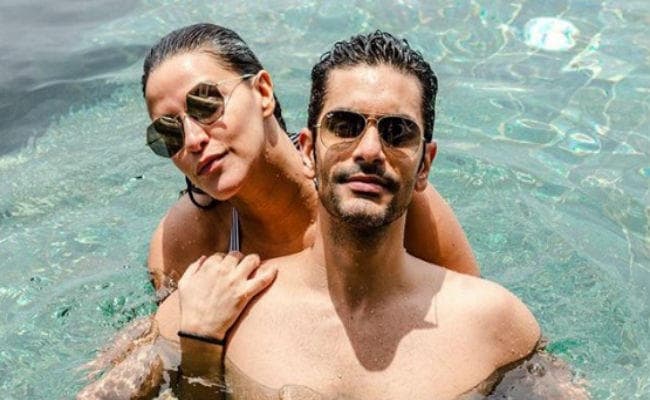 IN PICS: नेहा धूपिया पति के संग मालदीव में ले रहीं हैं सन बाथ, देखें तस्वीर