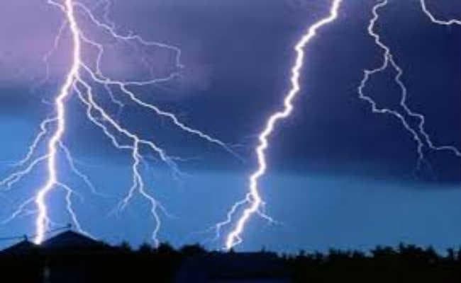 वज्रपात से महिला की मौत, नाती झुलसा