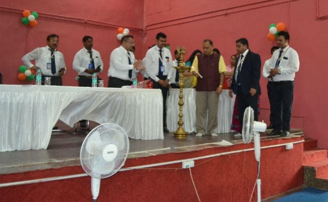 महिंदा एजुकेशन के टॉपर अभिराज को स्कूटी देकर किया गया सम्मानित