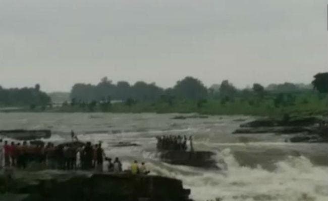 मध्य प्रदेश : शिवपुरी के झरने से सुरक्षित निकाले गये सभी लोग