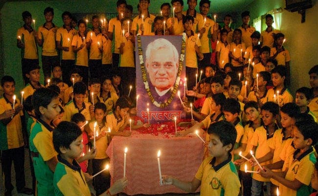 …जब वाजपेयी ने दरगाह की ढहायी गयी दीवार फिर से बनवायी