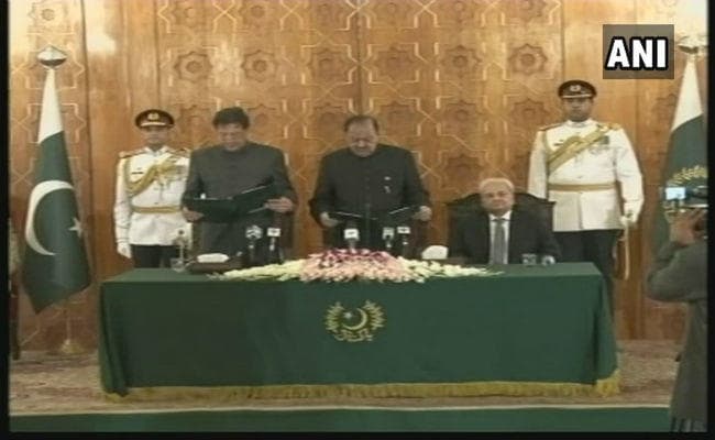 पाकिस्तान के प्रधानमंत्री पद की शपथ लेते हुए नर्वस नजर आए इमरान खान