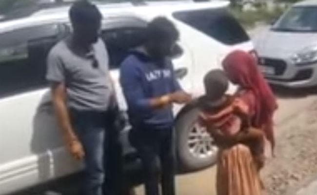 VIDEO: खेसारी लाल यादव से पैसे मांगने आई थी ये गरीब महिला, भोजपुरी स्टार ने बंधवाई राखी
