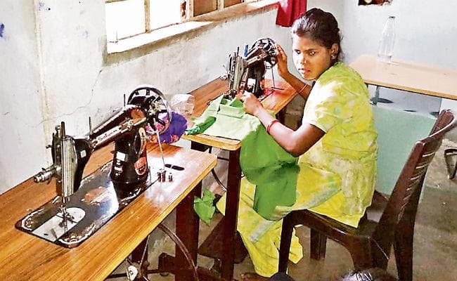 गुमला : कम उम्र में उठा ले गये थे नक्सली, अब बंदूक छोड़ सिलाई मशीन चला रही नक्सली रही सरिता