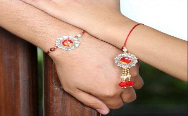 गुजरात के इस स्कूल में शिक्षक ने छात्रों की कलाई पर बंधी राखी काटी, सरकार से जवाब तलब
