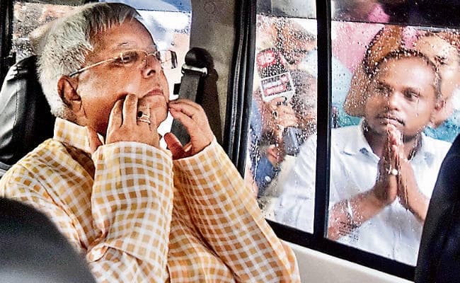 रांची : लालू प्रसाद ने किया सरेंडर, पहले जेल गये, फिर रिम्स में हुए भर्ती, मीडिया से कहा, अबहीं जा लोगन, कुछो ना कहब…