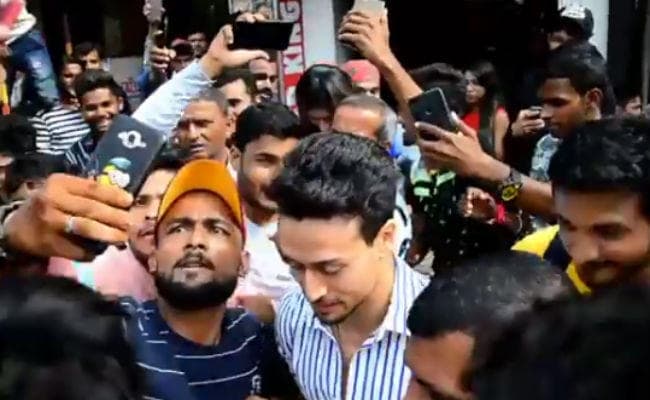 VIDEO: टाइगर श्रॉफ को देख बेकाबू हुए फैंस, फीमेल फैन ने कार के दरवाजे को पकड़ लिया और…