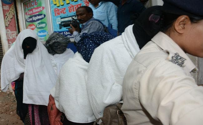 पटना में सेक्स रैकेट का भंडाफोड़, आपत्तिजनक स्थिति में मिले 5 जोड़े