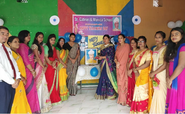 संत गैब्रिएल एण्ड मोनिका स्कूल में मना शिक्षक दिवस