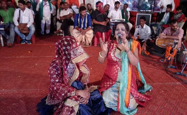 चतरा में पुष्पा राणा के भोजपुरी गीत ‘लुधियाना से अइह…’ पर रात भर झूमे लोग