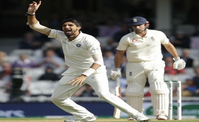 इशांत-बुमराह की घातक गेंदबाजी से भारत ने की टेस्ट मैच में वापसी, इंग्लैंड के सात विकेट चटकाए इशांत-बुमराह की घातक गेंदबाजी से भारत ने की टेस्ट मैच में वापसी, इंग्लैंड के सात विकेट चटकाए