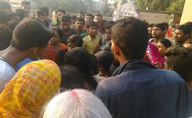बेटी को प्रेमी के साथ देख कर मचाया शोर, भीड़ ने युवक को पीटा