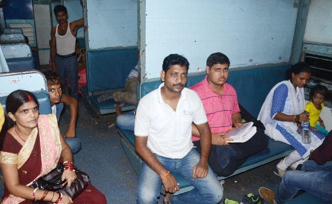 अंधेरे में कोहराम : कोसी एक्सप्रेस में डकैती, दर्जनभर यात्रियों को जख्मी कर 40 लोगों से मोबाइल, कैश व सामान लूटे