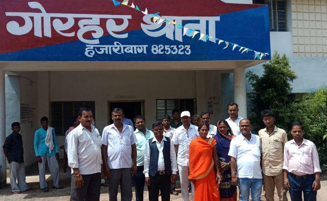 बरकट्ठा : थाना प्रभारी ने की शख्स की पिटाई, आक्रोशित जनप्रतिनिधि व ग्रामीणों ने थाना घेरा