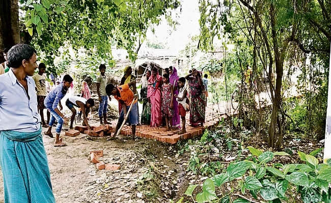 सीवान में श्रमदान से ग्रामीणों ने बनायी सड़क