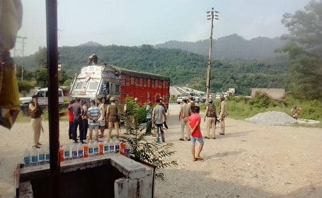 जम्मू-कश्मीर : नेशनल हाइवे पर चेकिंग कर रहे पुलिस जवानों पर आतंकियों ने की फायरिंग