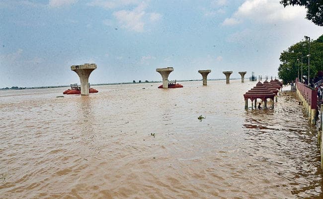 पटना : गांधी घाट पर गंगा खतरे के निशान से एक मीटर ऊपर, जारी किया गया ऑरेंज अलर्ट