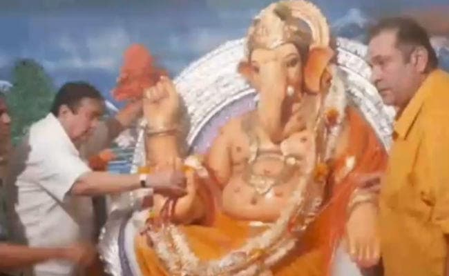 VIDEO: बप्पा की आरती करते हुए इमोशनल हुए रणधीर कपूर, RK स्टूडिया में फिर नहीं आयेंगे गणपति