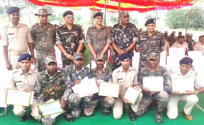 गुमला मुठभेड़ में शामिल पुलिसकर्मी सम्मानित, IG आशीष बत्रा ने कहा- नक्सली सरेंडर करें, नहीं तो मारे जायेंगे