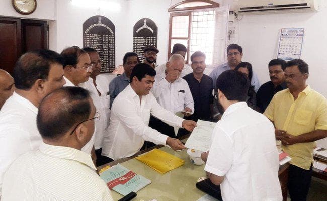 पर्रिकर बीमार, कांग्रेस ने सरकार बनाने का ठोका दावा, राज्यपाल को सौंपा पत्र