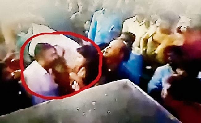 औरंगाबाद : सांस्कृतिक कार्यक्रम में बैंक मैनेजर ने की मनमानी, नर्तकी के साथ ठुमका लगाते वीडियो वायरल