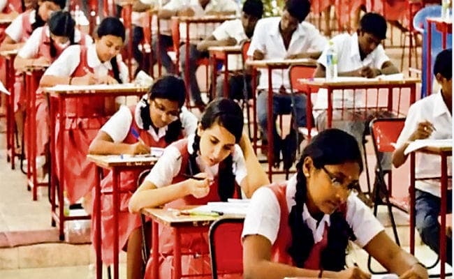 पटना : मान्यता जाने के बाद दूसरे प्राइवेट स्कूलों से सांठगांठ कर भरवाते हैं परीक्षा फॉर्म पटना : मान्यता जाने के बाद दूसरे प्राइवेट स्कूलों से सांठगांठ कर भरवाते हैं परीक्षा फॉर्म