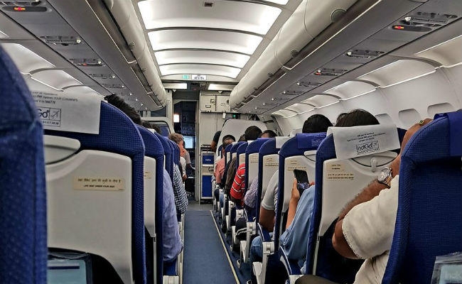 मोबाइल चार्ज करने के लिए विमान के कॉकपिट में घुसने लगा यात्री फिर…