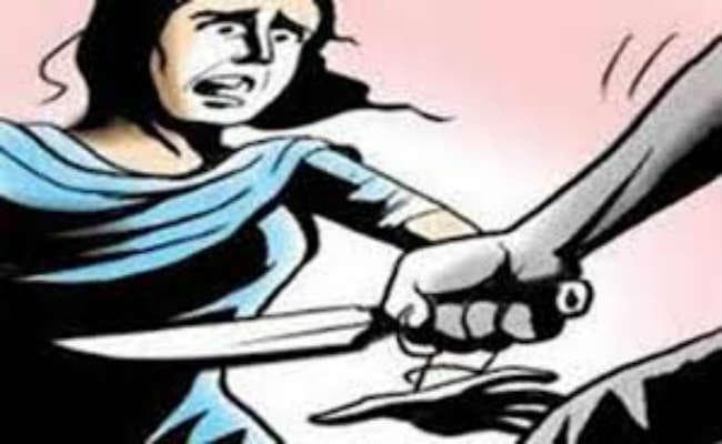 पत्नी व बेटी पर जानलेवा हमला कर पति ने काटी अपने हाथों की नस