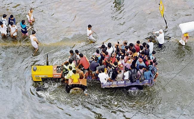 पटना : राहत के इंतजार में टकटकी लगाये पीड़ित
