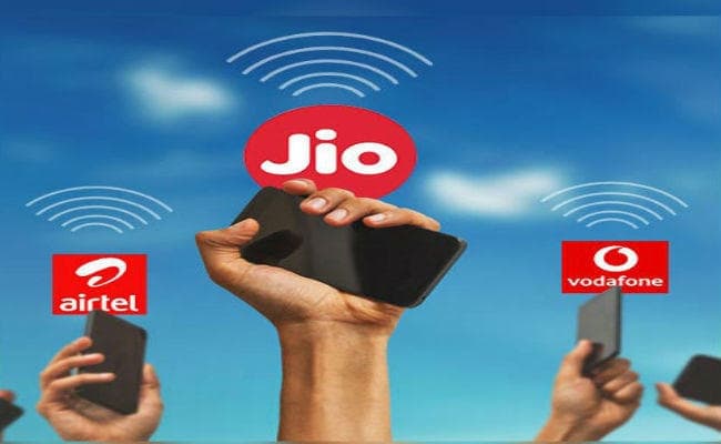 Reliance Jio ने त्योहारी सीजन में 50 फीसदी तक घटाये 4जी फोन के दाम, कीमत जानकर चौंक जायेंगे आप…