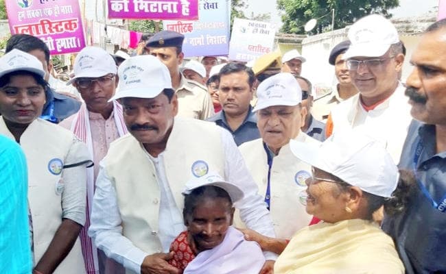 महात्मा गांधी@150 : झारखंड को प्लास्टिक मुक्त बनाने का अभियान शुरू, अधिकारियों ने सड़क पर लगायी झाड़ू