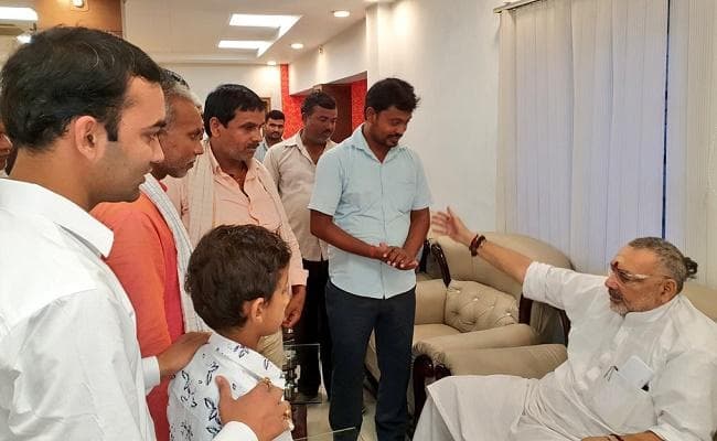 राजघाट की बजाय राहुल गांधी की परिक्रमा कर लें कांग्रेसी, उनकी पद यात्रा पूरी हो जाएगी : गिरिराज सिंह