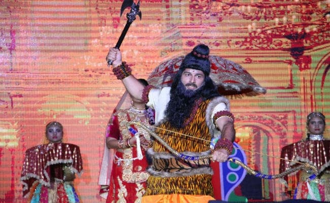In Pics: रामलीला में परशुराम बने भाजपा सांसद मनोज तिवारी, कह डाली यह बड़ी बात