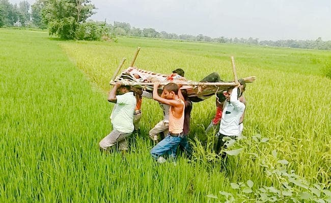 शराब कारोबारियों ने थानाध्यक्ष को जमकर पीटा, खाट पर लाद कर इलाज के लिए ले गये ग्रामीण