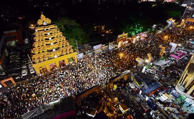 मां की भक्ति में डूबा शहर, पंडालों में देर रात तक उमड़ी लोगों की भीड़