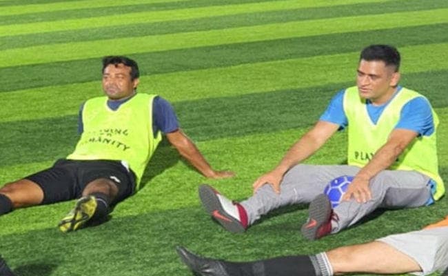 लिएंडर पेस के साथ टेनिस या क्रिकेट नहीं ये खेल रहे महेंद्र सिंह धौनी